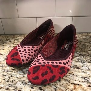 Size 8 women’s Skechers flats